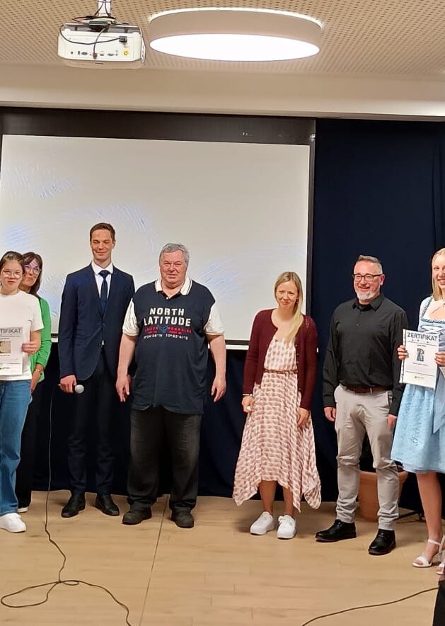 Jugendliche der 8. Klasse sowie beteiligte Lehrer bei der Verleihung der Zertifikate